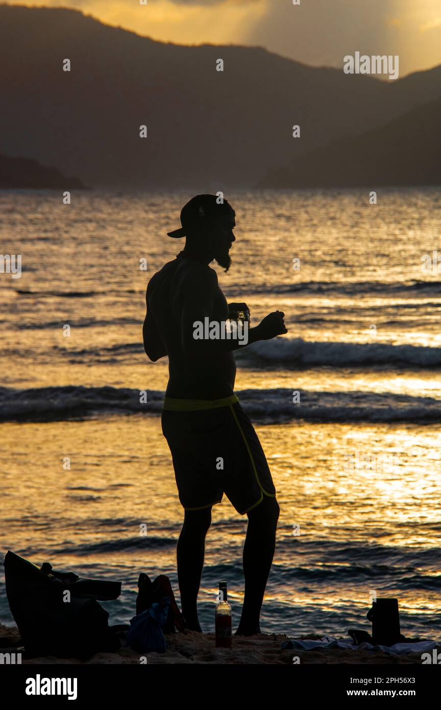 Silhouette des Einheimischen Anse Severe Beach La Digue Island Seychellen Stockfoto