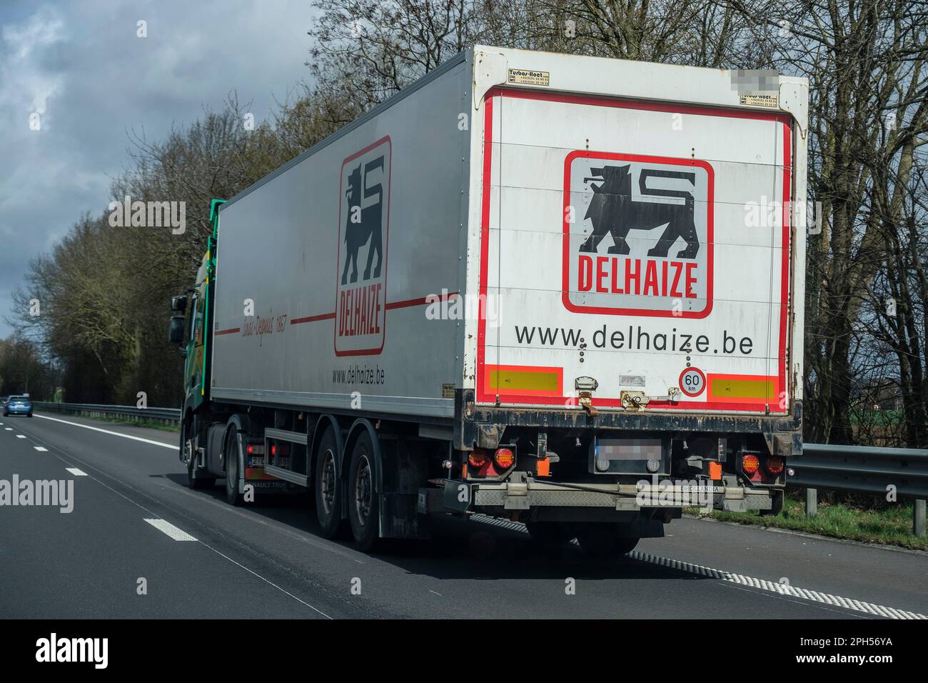 Lieferung Delhaize Truck auf der Straße | Camion de livraison des marchandises Delhaize sur Autoroute Stockfoto