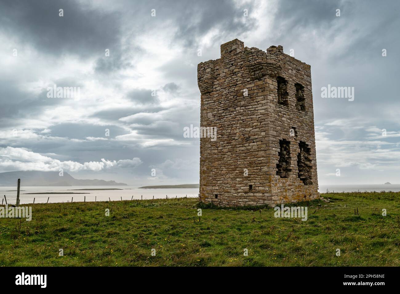 Der berühmte Glosh Tower auf der Halbinsel Mullet, Mayo, Irland Stockfoto
