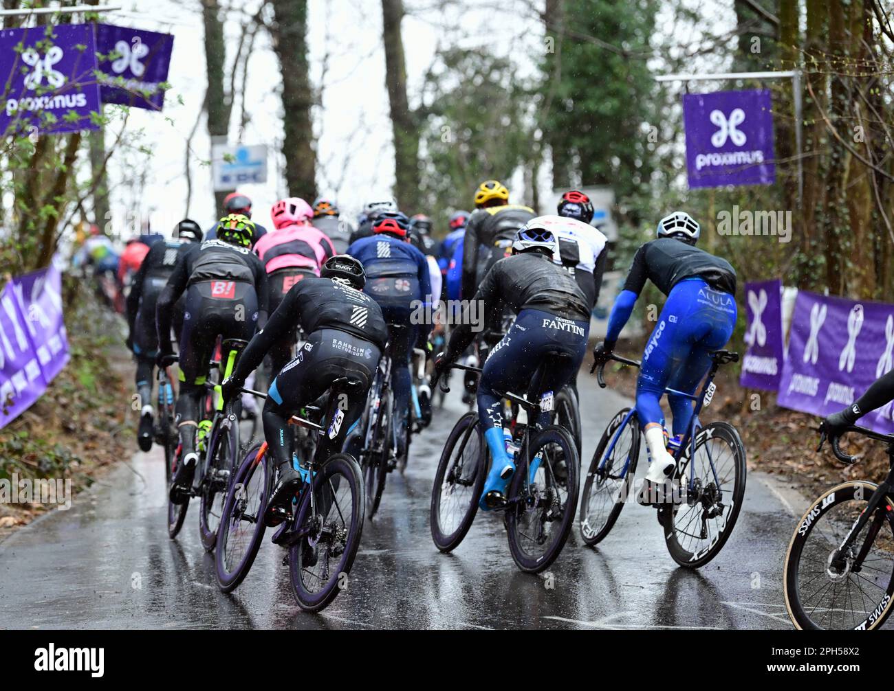 Wevelgem, Belgien. 26. März 2023. Das Reiterpaket, das während des Männer-Radrennen Gent-Wevelgem - in Flanders Fields, 260, 9 km von Ieper nach Wevelgem, Sonntag, den 26. März 2023, in Aktion gezeigt wurde. BELGA PHOTO DIRK WAEM Credit: Belga News Agency/Alamy Live News Stockfoto