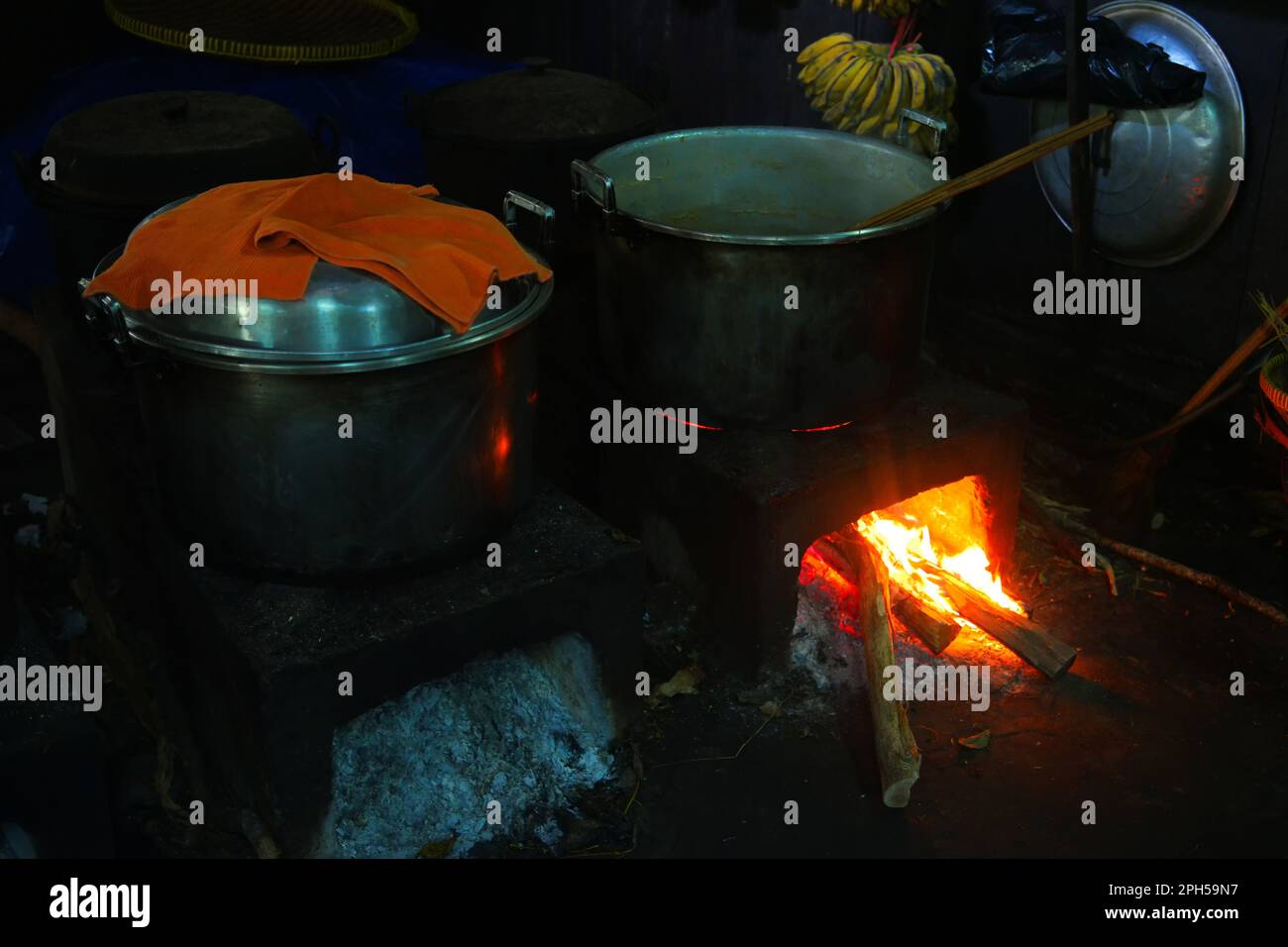 Traditionelle javanische Küche mit Kamin-Holzofen namens Pawon. Stockfoto