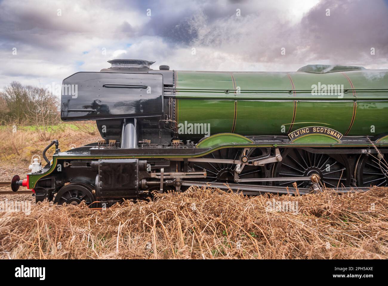 Die Dampflokomotive Flying Scotsman im Centenary Year führt durch Lancashire und Yorkshire zum National Railway Museum in York. Stockfoto