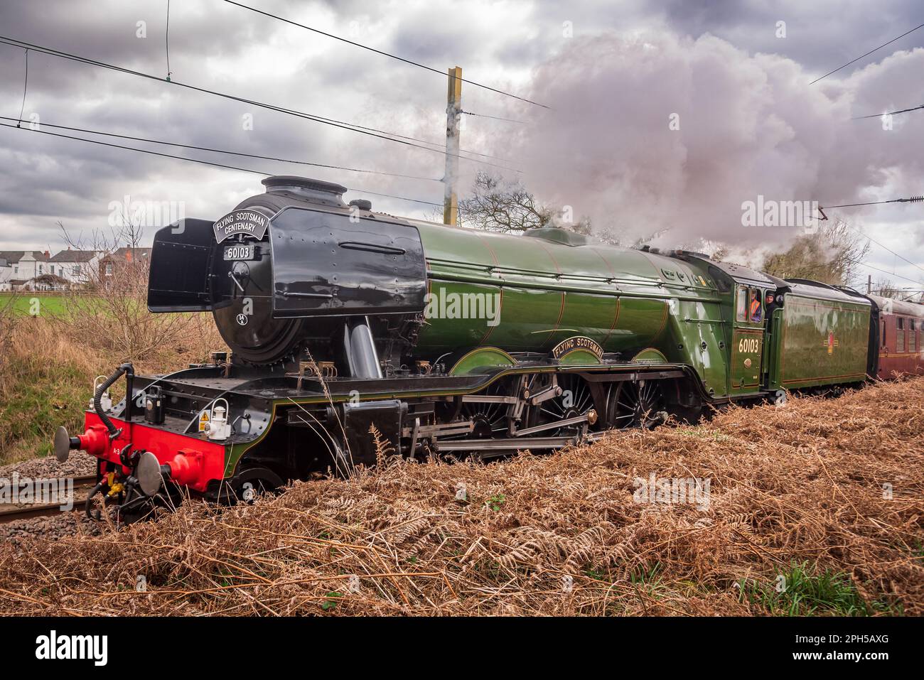 Die Dampflokomotive Flying Scotsman im Centenary Year führt durch Lancashire und Yorkshire zum National Railway Museum in York. Stockfoto