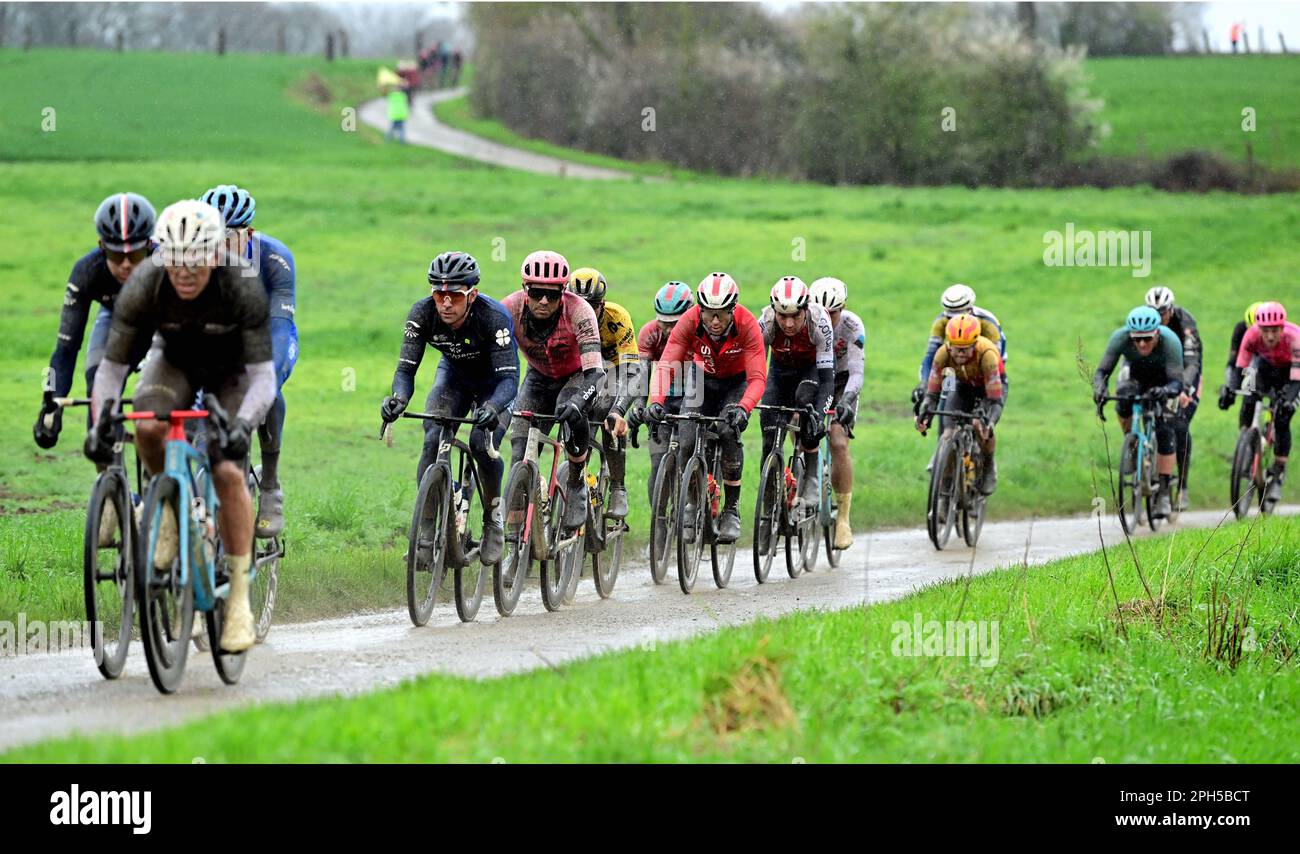 Wevelgem, Belgien. 26. März 2023. Das Reiterpaket, das während des Männer-Radrennen Gent-Wevelgem - in Flanders Fields, 260, 9 km von Ieper nach Wevelgem, Sonntag, den 26. März 2023, in Aktion gezeigt wurde. BELGA PHOTO DIRK WAEM Credit: Belga News Agency/Alamy Live News Stockfoto