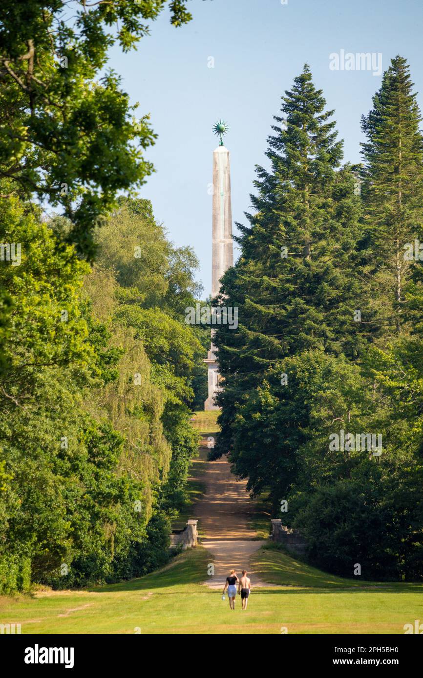 Sehen Sie durch die Allee mit Bäumen zum Cumberland Obelisk, Windsor Great Park, Windsor, Berkshire, Großbritannien Stockfoto