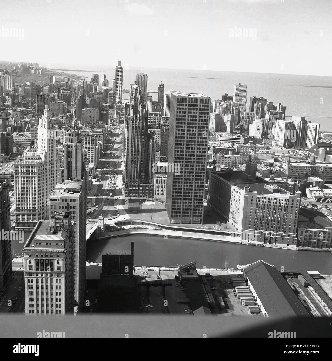 1960er, historischer Blick auf die Skyline von Chicago, Illinois, USA