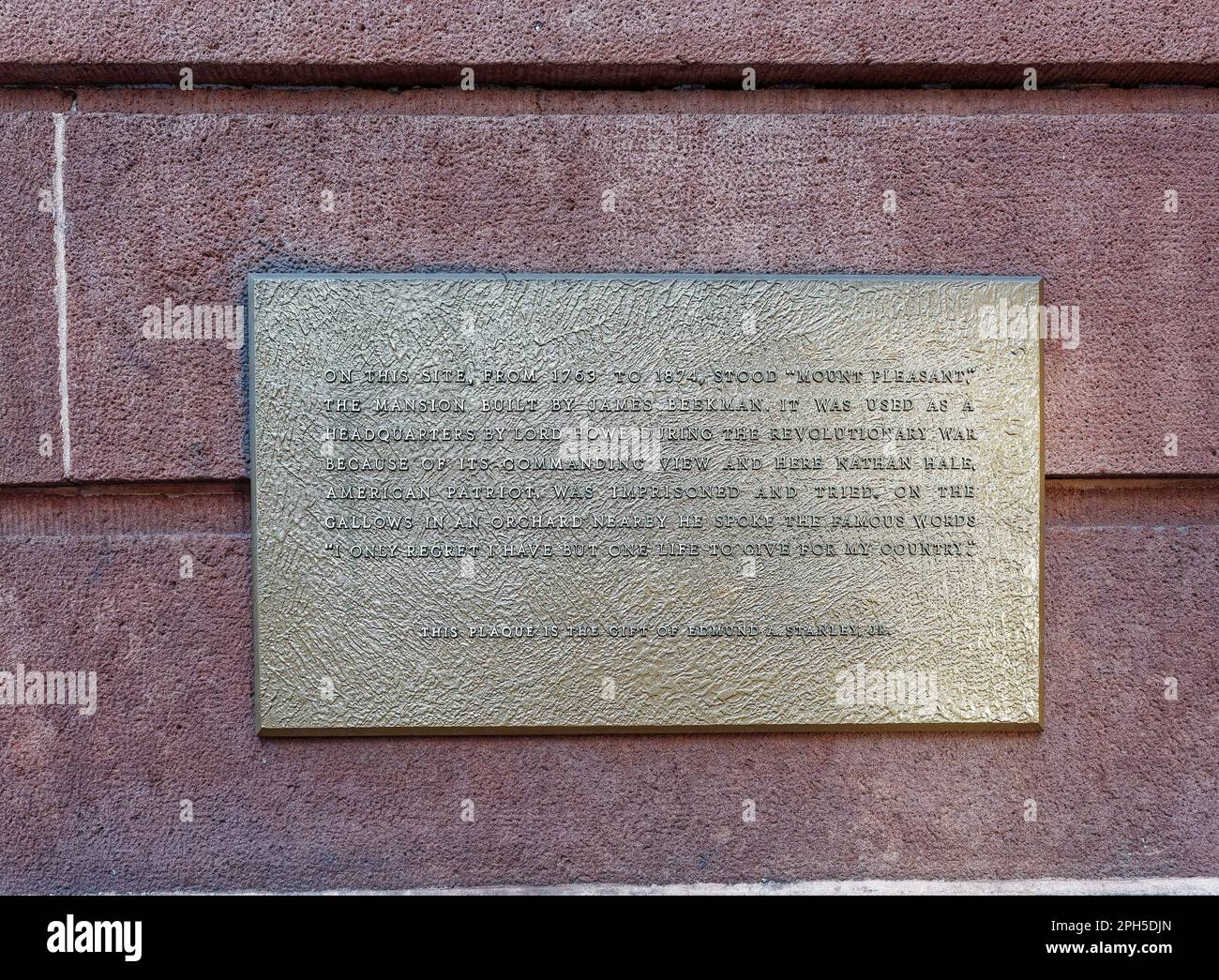 Beekman-Regenten-Einheit. Die romanische Fassade der NYC Public School 35 wurde bei der Umwandlung in einen Condominium Tower im Jahr 2002 erhalten. Stockfoto