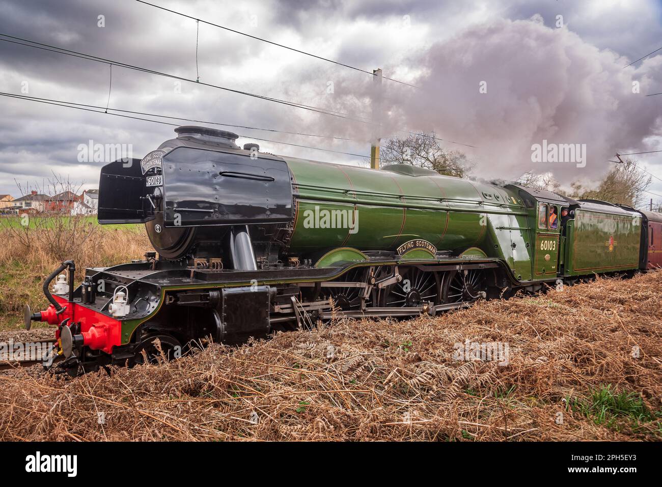 Die Dampflokomotive Flying Scotsman im Centenary Year führt durch Lancashire und Yorkshire zum National Railway Museum in York. Stockfoto