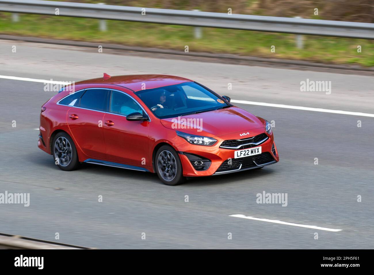 2022 mm (22") Schild Orange KIA PROCEED GT-LINE ISG 1482 cm3 6-Gang-Schaltgetriebe; Fahren auf der Autobahn M61 UK Stockfoto