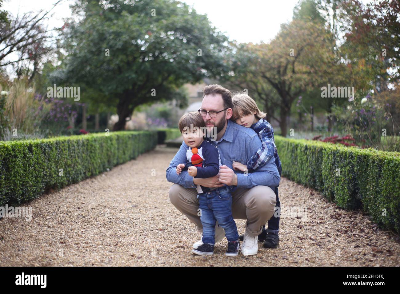 Glückliche Familie im wunderschönen Garten Stockfoto