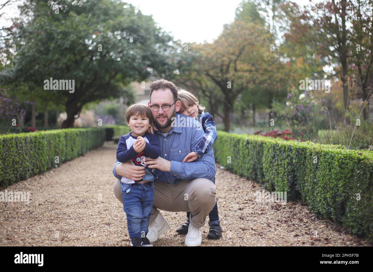 Glückliche Familie im wunderschönen Garten Stockfoto
