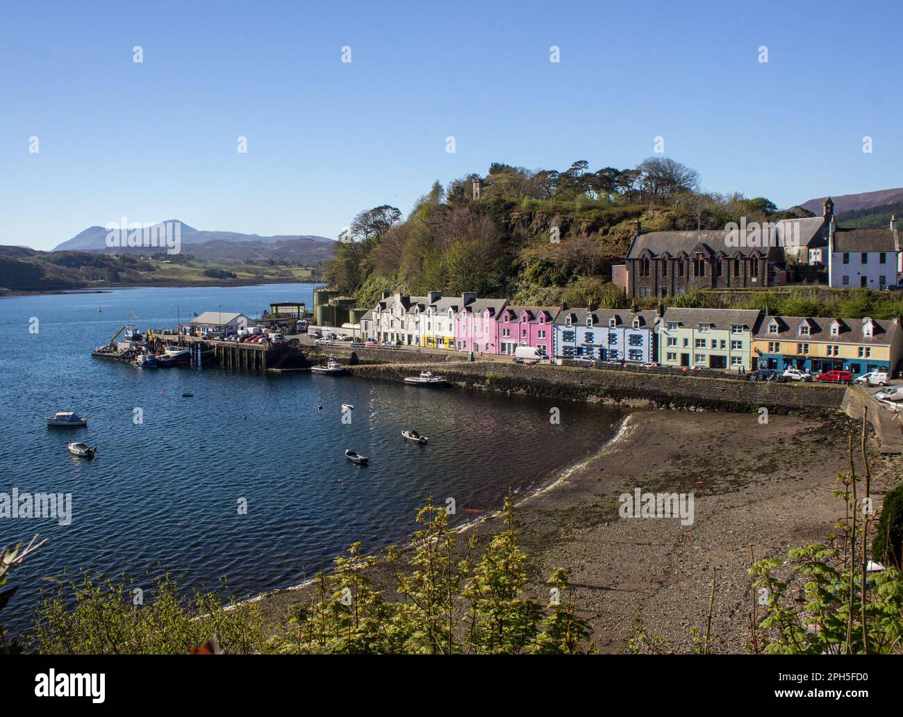 Genießen Sie an einem klaren, sonnigen Tag den Blick über das malerische Dorf Portree auf der Isla of Skye in Schottland Stockfoto