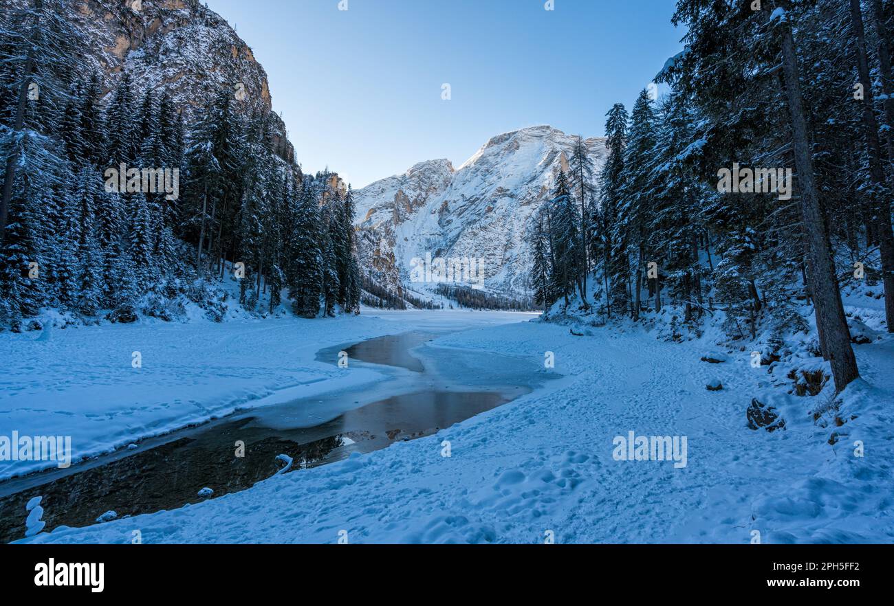 Ein kalter Wintermorgen an einem verschneiten und vereisten Lake Braies, Provinz Bozen, Trentino Alto Adige, Italien. Stockfoto