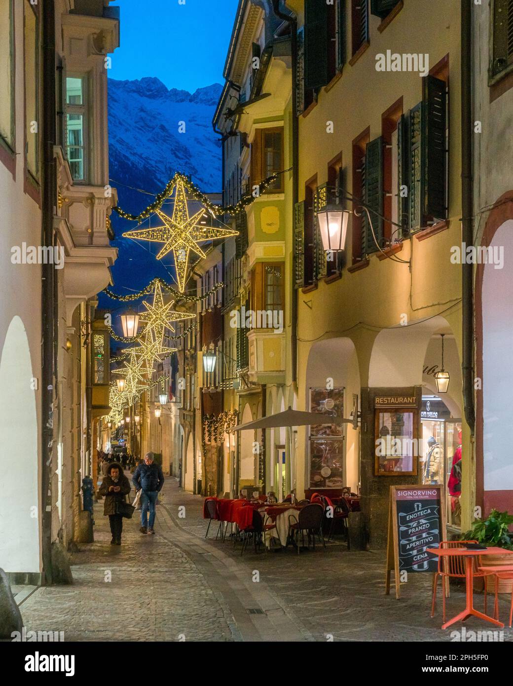 Die wunderschöne Stadt Merano am Abend während der Weihnachtszeit, Trentino Alto Adige, Norditalien. Dezember-16-2022 Stockfoto