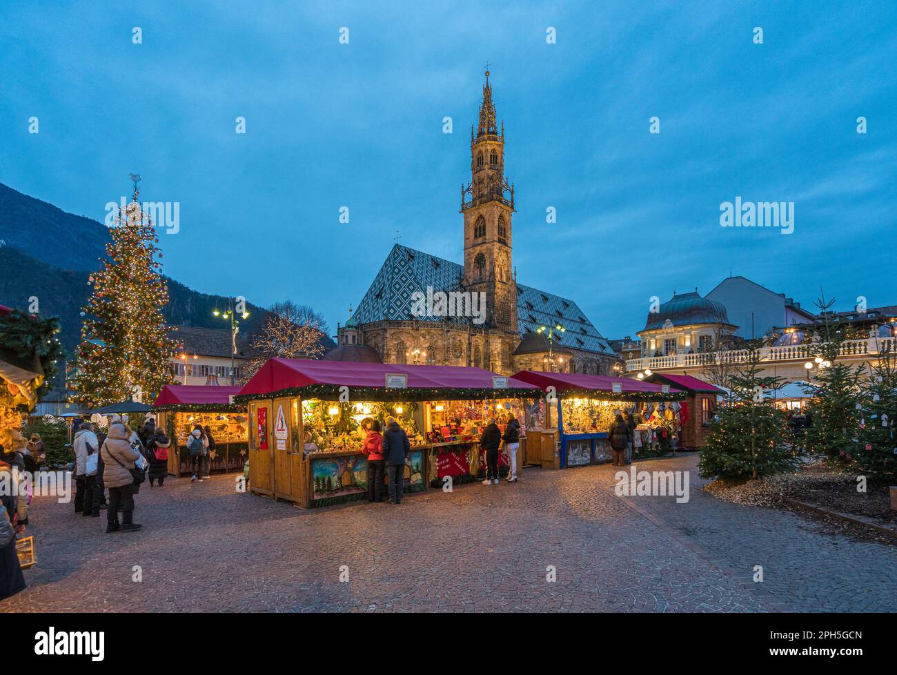 Die wunderschöne Stadt Bozen am Abend während der Weihnachtszeit. Dezember-15-2022 Stockfoto
