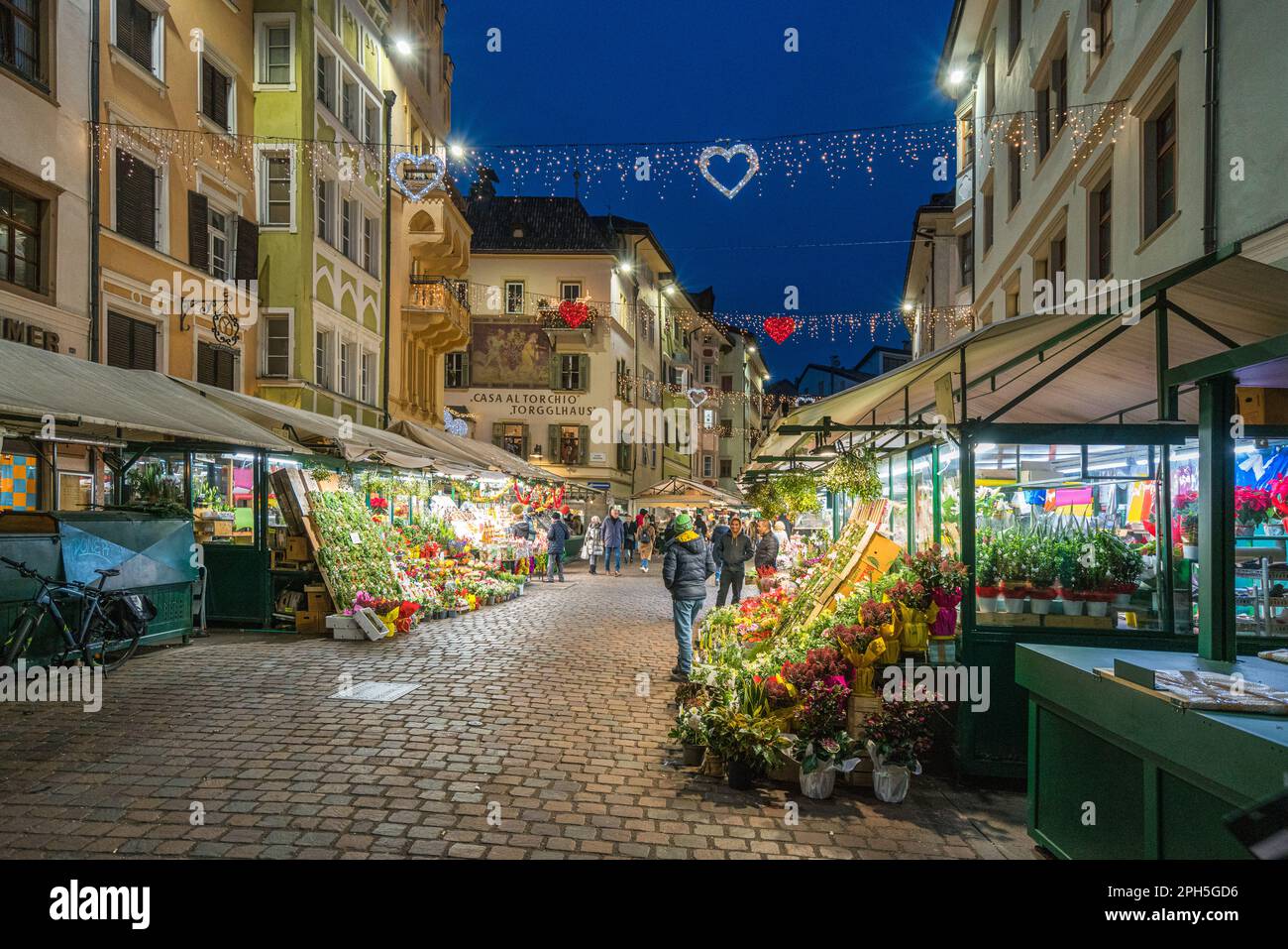 Die wunderschöne Stadt Bozen am Abend während der Weihnachtszeit. Dezember-15-2022 Stockfoto Die wunderschöne Stadt Bozen am Abend während der Weihnachtszeit. Dezember-15-2022 Stockfoto