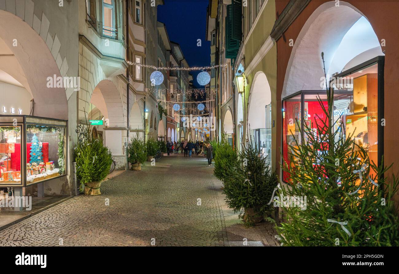 Die wunderschöne Stadt Bozen am Abend während der Weihnachtszeit. Dezember-15-2022 Stockfoto Die wunderschöne Stadt Bozen am Abend während der Weihnachtszeit. Dezember-15-2022 Stockfoto