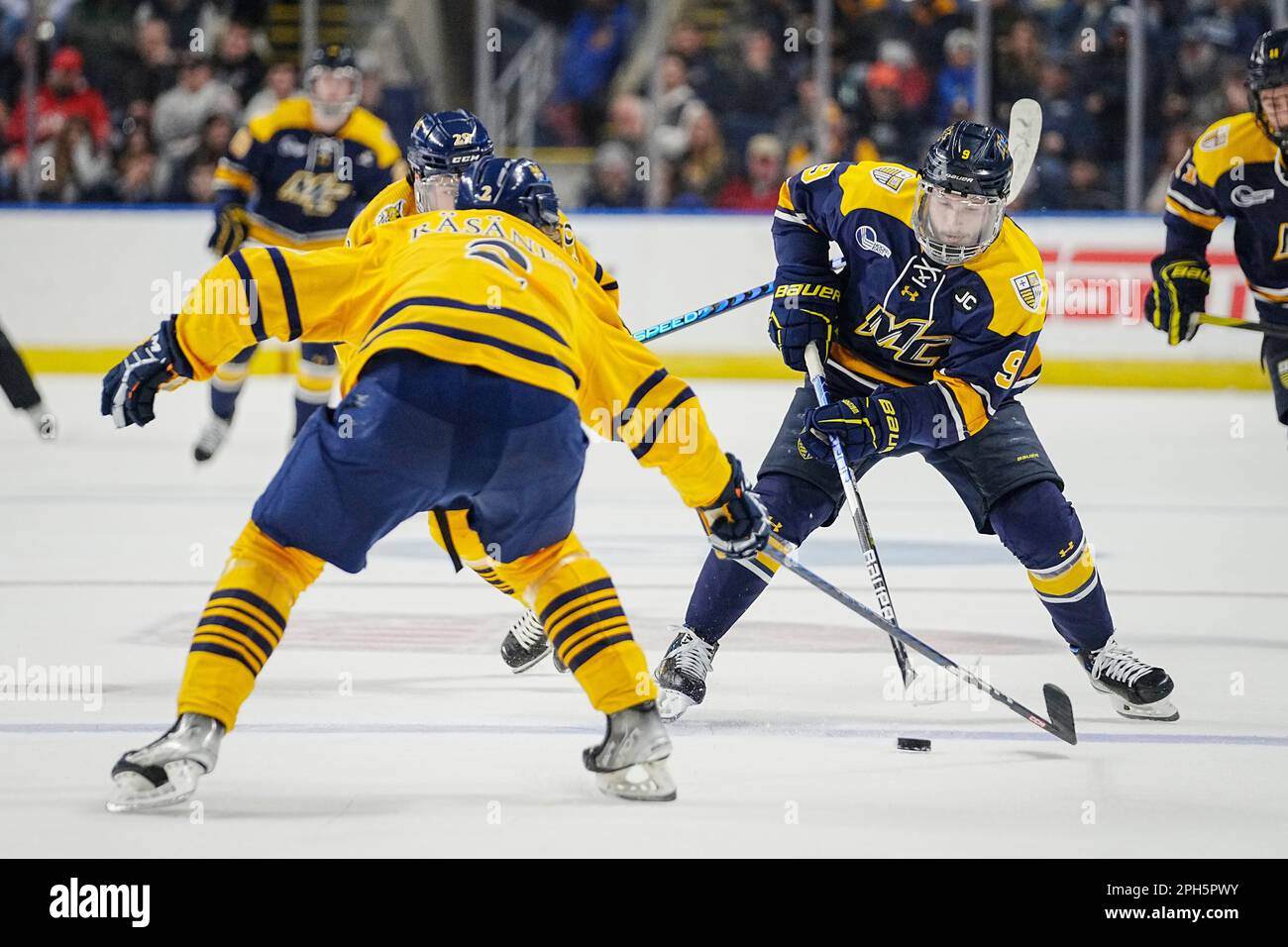 Bridgeport, Connecticut, USA. 24. März 2023. Merrimack Forward Ryan Leibold (9) wird während der NCAA DI Men's Ice Hockey Bridgeport Regionals in der Total Mortgage Arena in Bridgeport, Connecticut, von Quinnipiac Defenseman Iivari Rasanen (2) unter Druck gesetzt. Rusty Jones/Cal Sport Media/Alamy Live News Stockfoto