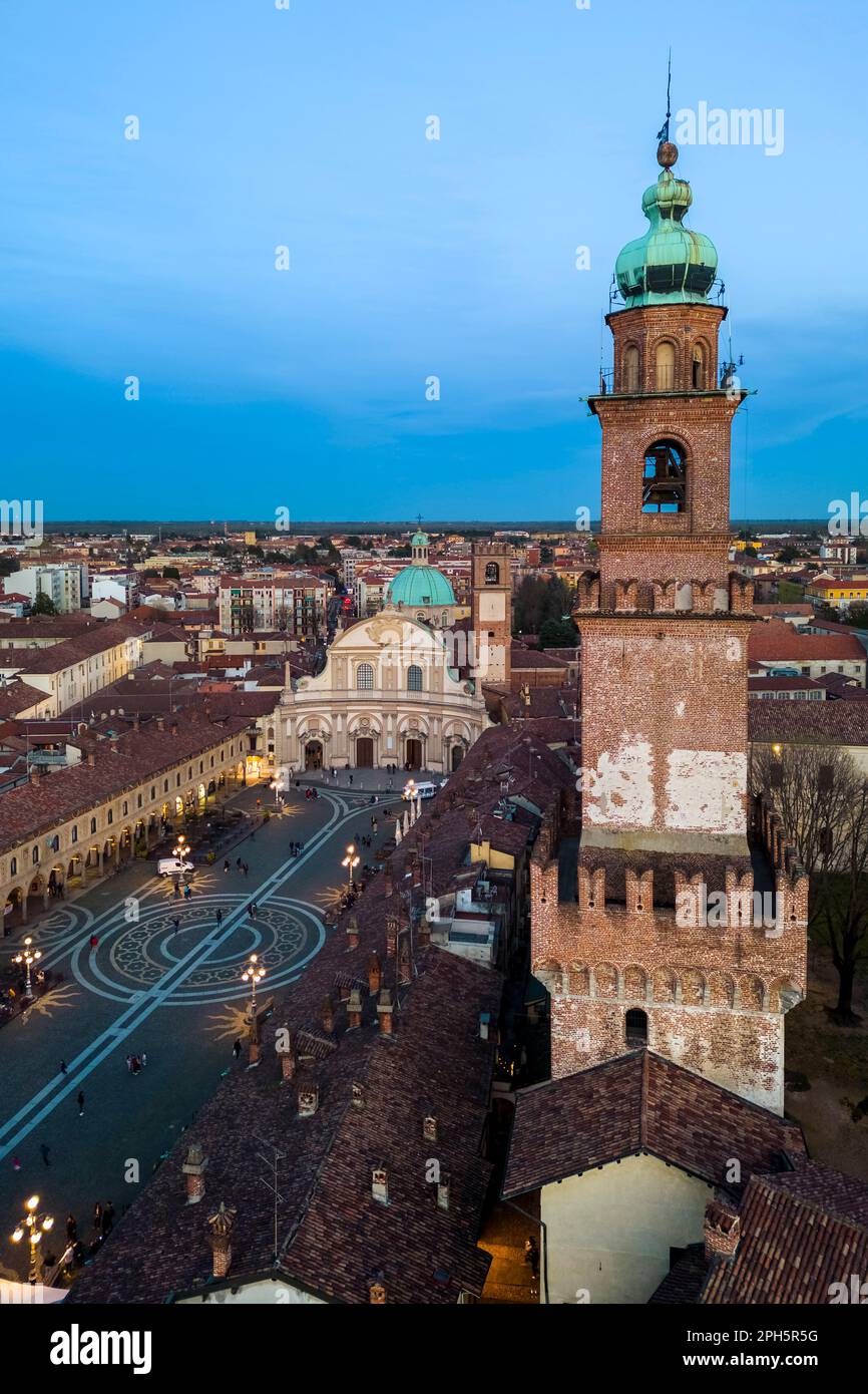 Blick aus der Vogelperspektive auf den Pizza Ducale Platz und den Bramante Turm im Stadtzentrum von Vigevano. Vigevano, Bezirk Pavia, Lomellina, Lombardei, Italien. Stockfoto