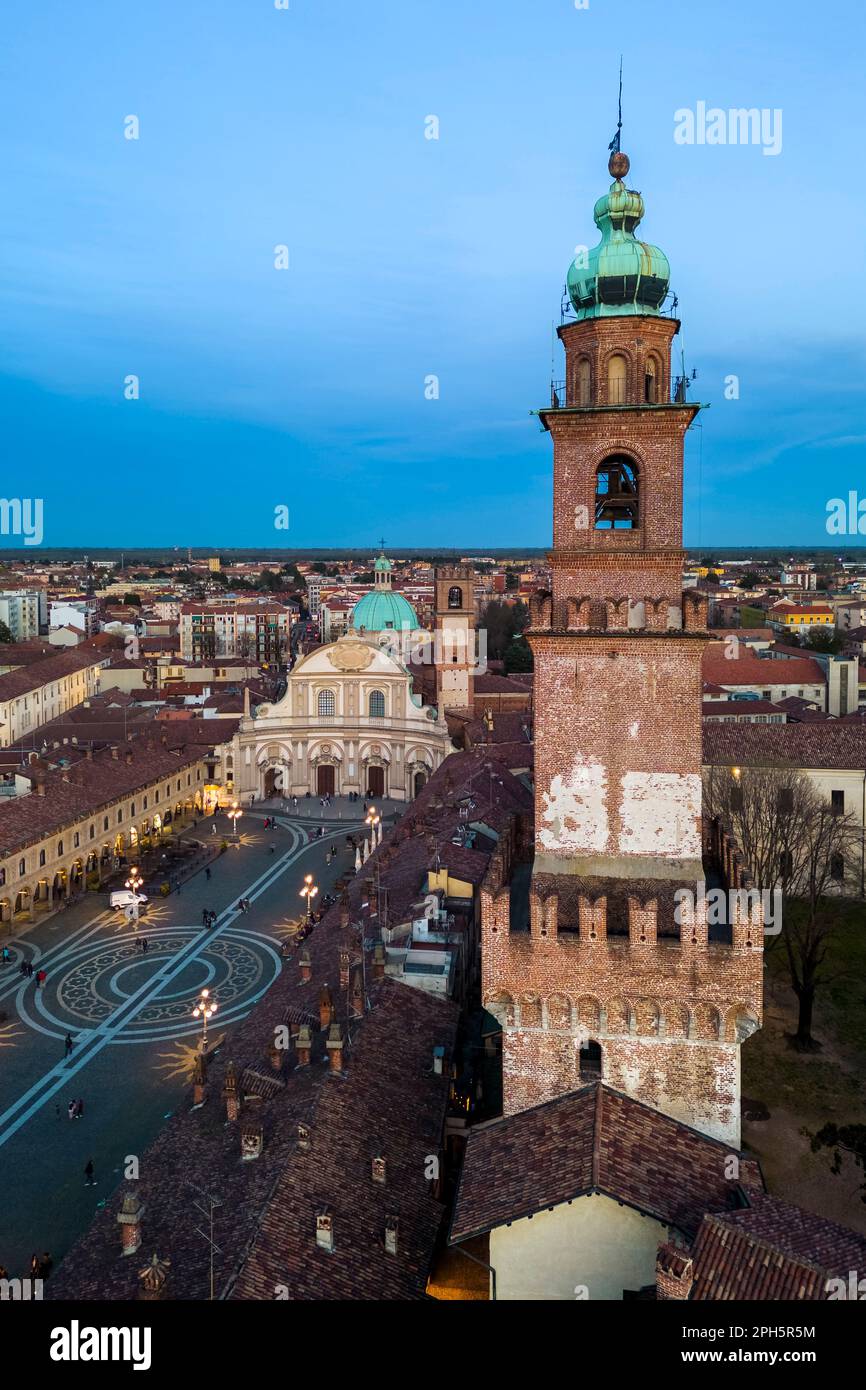 Blick aus der Vogelperspektive auf den Pizza Ducale Platz und den Bramante Turm im Stadtzentrum von Vigevano. Vigevano, Bezirk Pavia, Lomellina, Lombardei, Italien. Stockfoto