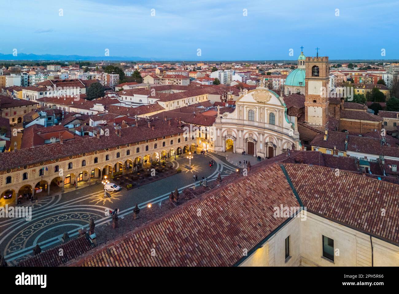 Blick aus der Vogelperspektive auf den Pizza Ducale Platz und die Kathedrale Sant'Ambrogio im Stadtzentrum von Vigevano. Vigevano, Bezirk Pavia, Lomellina, Lombardei, Italien. Stockfoto