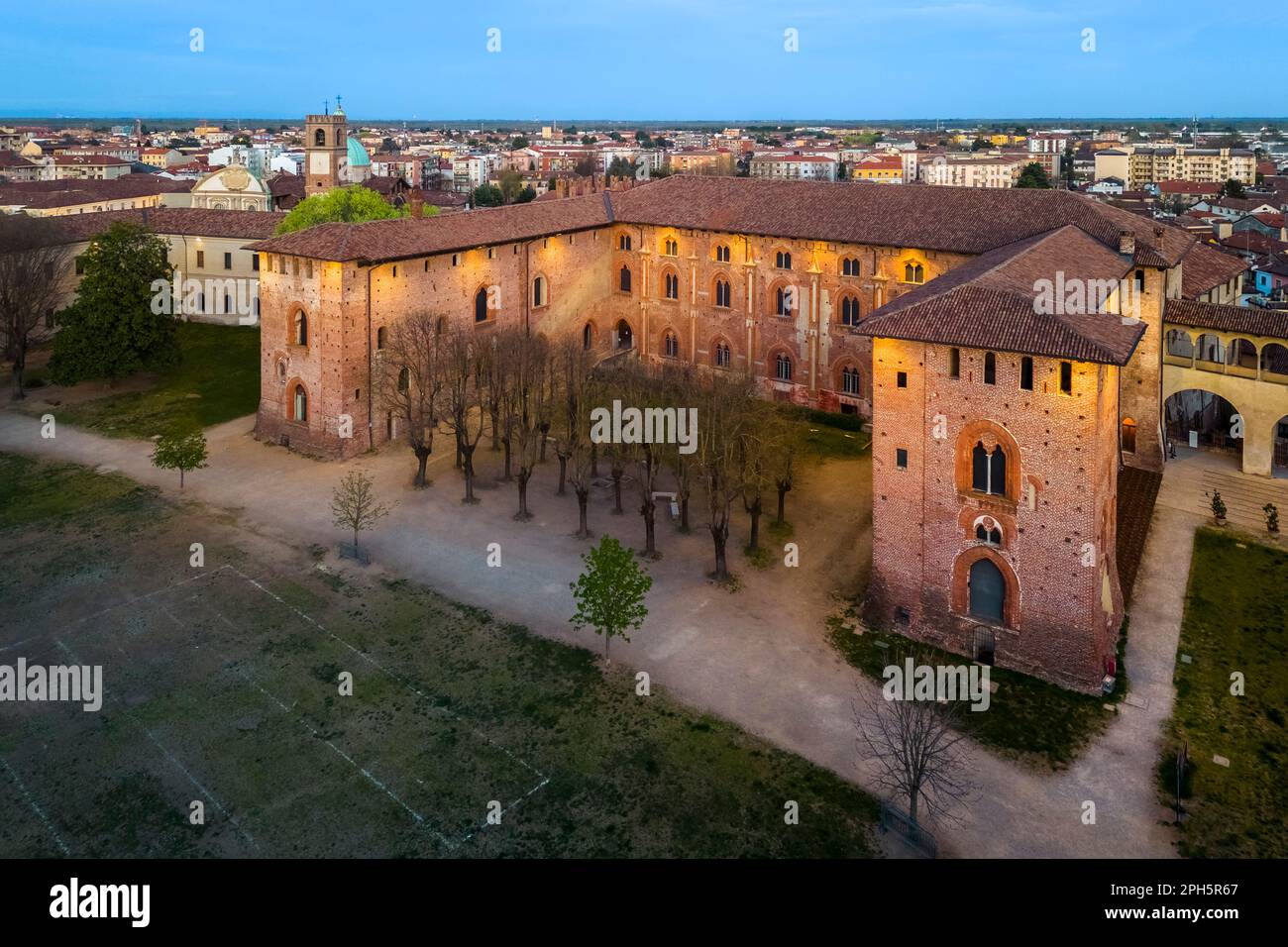Das Castello Sforzesco im Stadtzentrum von Vigevano aus der Vogelperspektive. Vigevano, Bezirk Pavia, Lomellina, Lombardei, Italien. Stockfoto