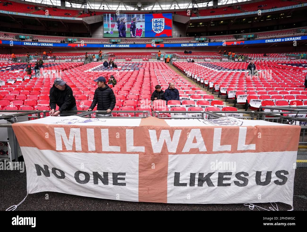 Ein englischer Fan auf der Tribüne entfaltet vor dem Qualifikationsspiel der UEFA Euro 2024 Group C im Wembley Stadium in London eine Flagge. Foto: Sonntag, 26. März 2023. Stockfoto