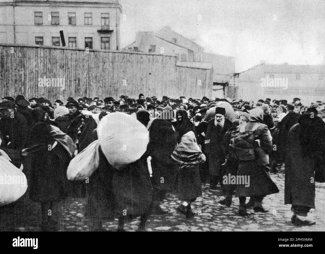 Deportation von Juden nach Bełżec von Zamość, April 1942. Belzec war ein Vernichtungszentrum, erbaut, um die Juden von Lublin und Lwow zu ermorden. Etwa 450.000 Menschen wurden dort getötet, bevor es 1943 geschlossen und ausgerottet wurde. Es gibt nur sehr wenige Fotos davon, da die Operation geheim war und geschlossen wurde, bevor die Verbündeten kamen, so dass es keine Bilder nach der Befreiung gibt, wie wir sie aus Dachau und Auschwitz sehen. Nur 7 Menschen überlebten Belzec. Stockfoto