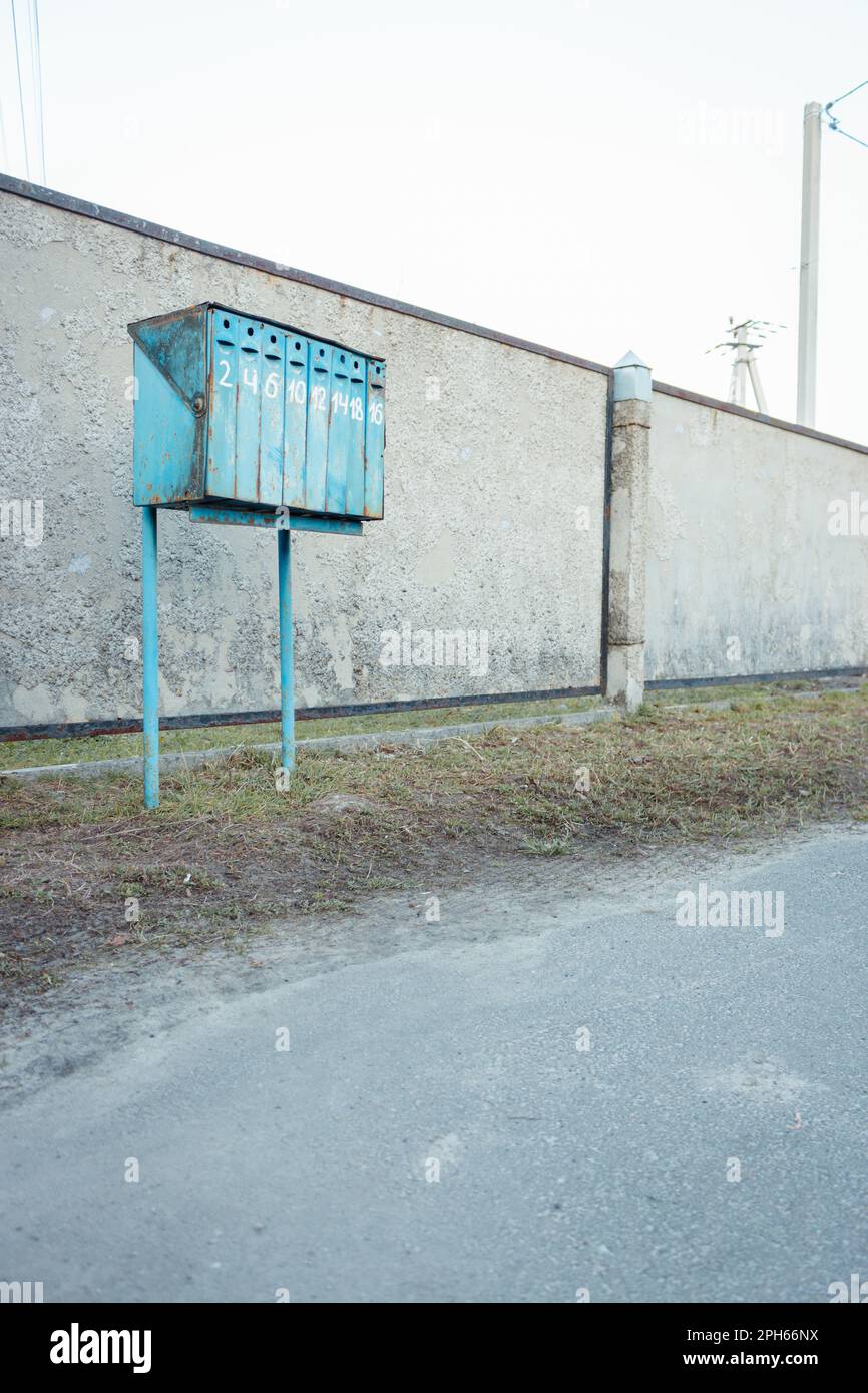 Altmodischer Briefkasten. Eine Reihe blauer Postfächer. Briefkasten mit Zahlen. Retro-Postlager. Postfach im Freien. Private Korrespondenz. Postcontainer. Stockfoto