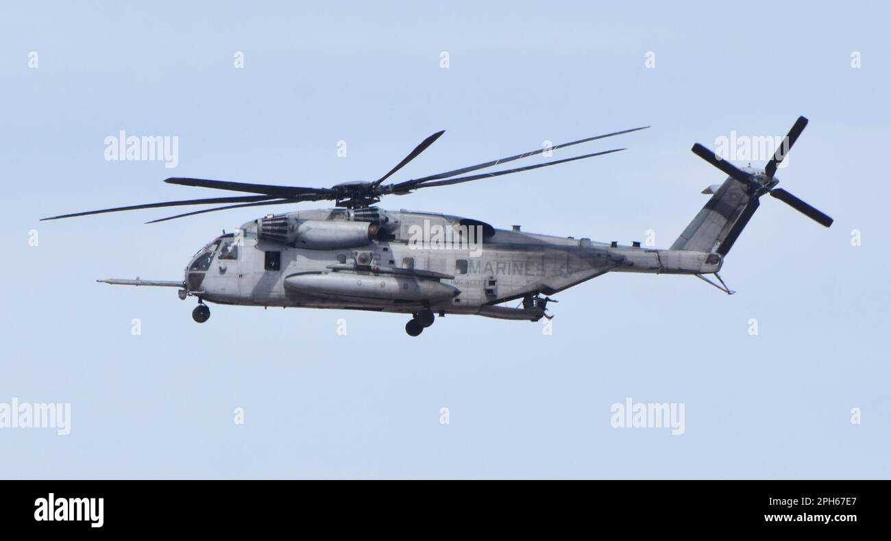 Eine Marine Corps Sikorsky CH-53E Super Stallion fliegen bei WAB Yuma. Stockfoto
