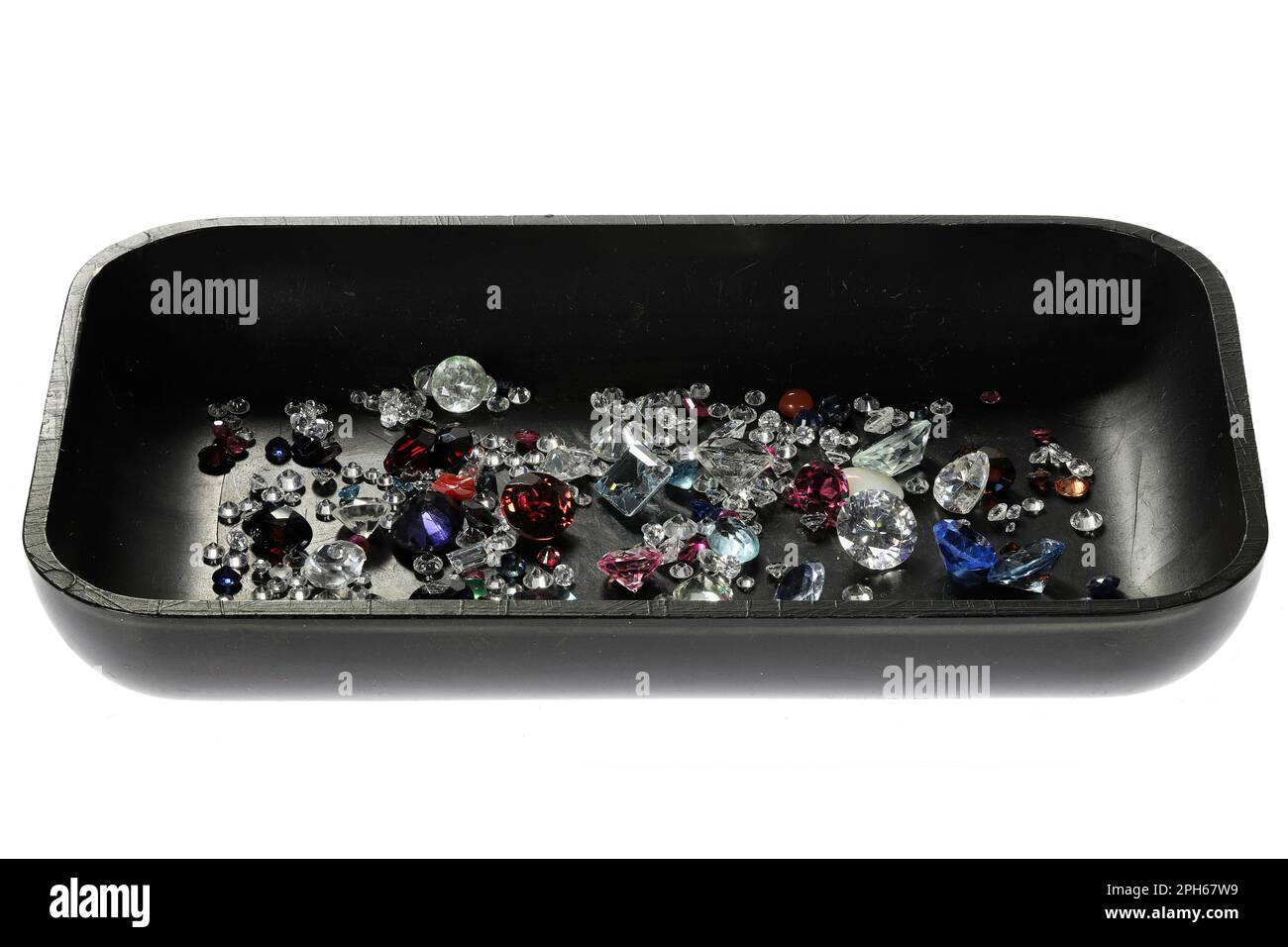 Verschiedene Edelsteine in schwarzem Tablett isoliert auf weißem Hintergrund Stockfoto