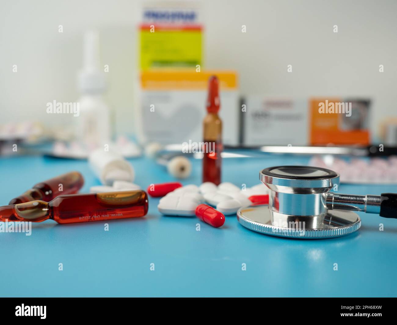 Medikamente und Stethoskop. Kapseln und Tabletten. Nahaufnahme. Stockfoto