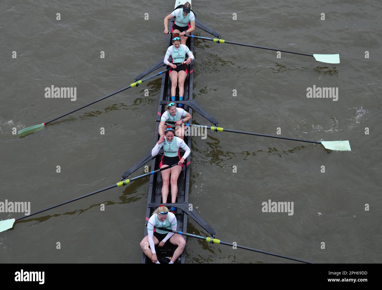 Die Crew von Cambridge feiert den Sieg nach dem Frauenrennen beim Gemini Boat Race 2023 auf der Themse in London. Foto: Sonntag, 26. März 2023. Stockfoto