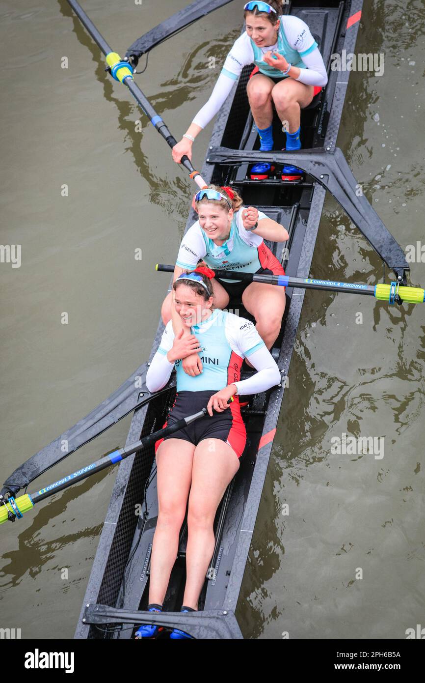 London, Großbritannien. 26. März 2023. Das Frauenrennen – Cambridge gewinnt. Das jährliche Bootsrennen zwischen Crews der Universität Oxford und der Universität Cambridge ist im Gange. Heute erstreckt sie sich über 185 Jahre Rivalität und Tradition zwischen den beiden Universitäten auf einem Meisterschaftskurs, der sich über 4,25 Meilen entlang der Themse in West-London zwischen Putney und Mortlake erstreckt. Die Crews treten in Achtfüßern-Ruderbooten gegeneinander an, die jeweils von einem cox gelenkt werden, und sehen, wie die Olympianer neben anderen Schülern rudern. Kredit: Imageplotter/Alamy Live News Stockfoto