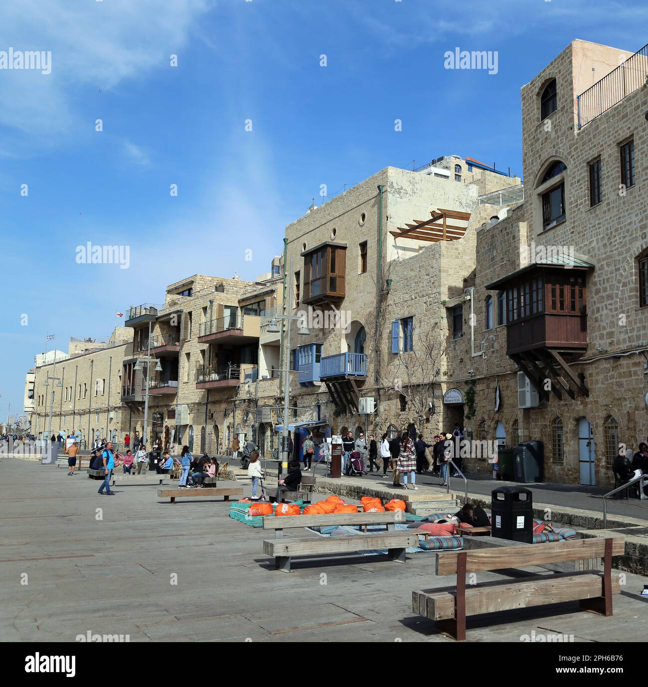 Menschen spazieren entlang der Mauern der Altstadt von Jaffa Stockfoto