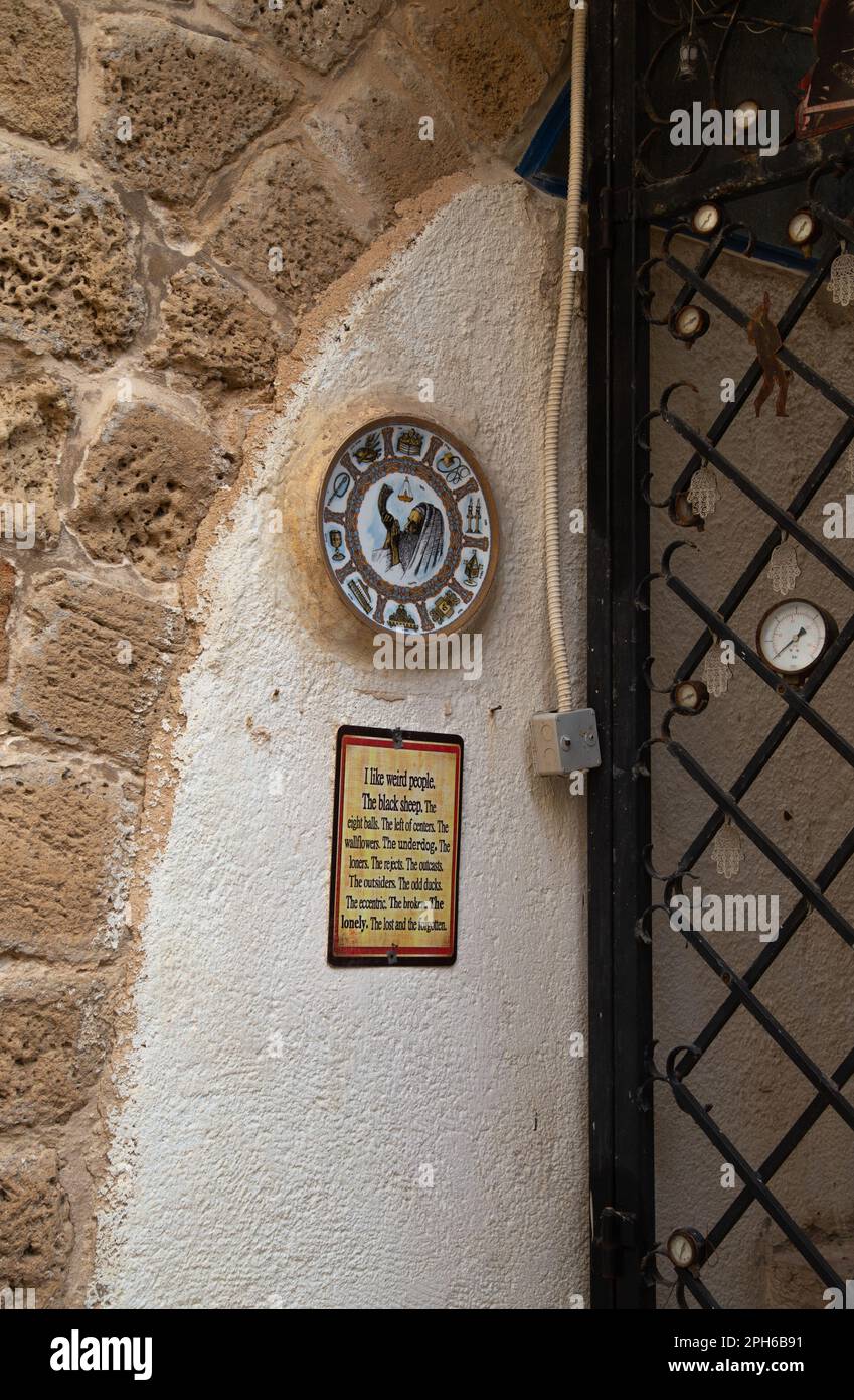 Innerhalb der Mauern der Altstadt von Jaffa befinden sich Türen, Innenhöfe und Kunst Stockfoto