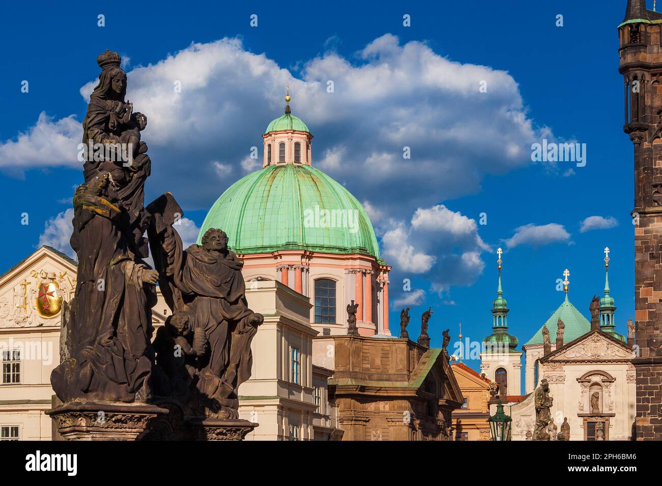 Prager Altstadt wunderschöne Barockkunst und Architektur aus dem 17. Und 18. Jahrhundert. Statuen der Karlsbrücke, St. Die Glockentürme der Salvatorenkirche sind geistreich Stockfoto