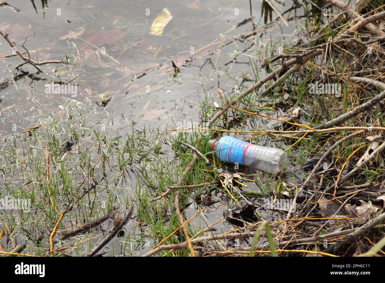 Eine Plastikflasche, die in Ashtead, Surrey, England, 2023, weggeworfen wurde Stockfoto