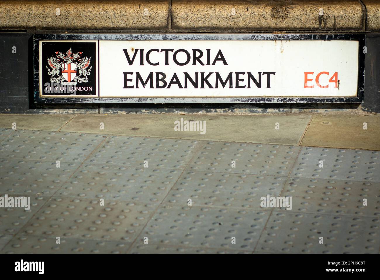 London, UK, Juni 2022: Victoria Embankment-Schild direkt über dem Bürgersteig Stockfoto