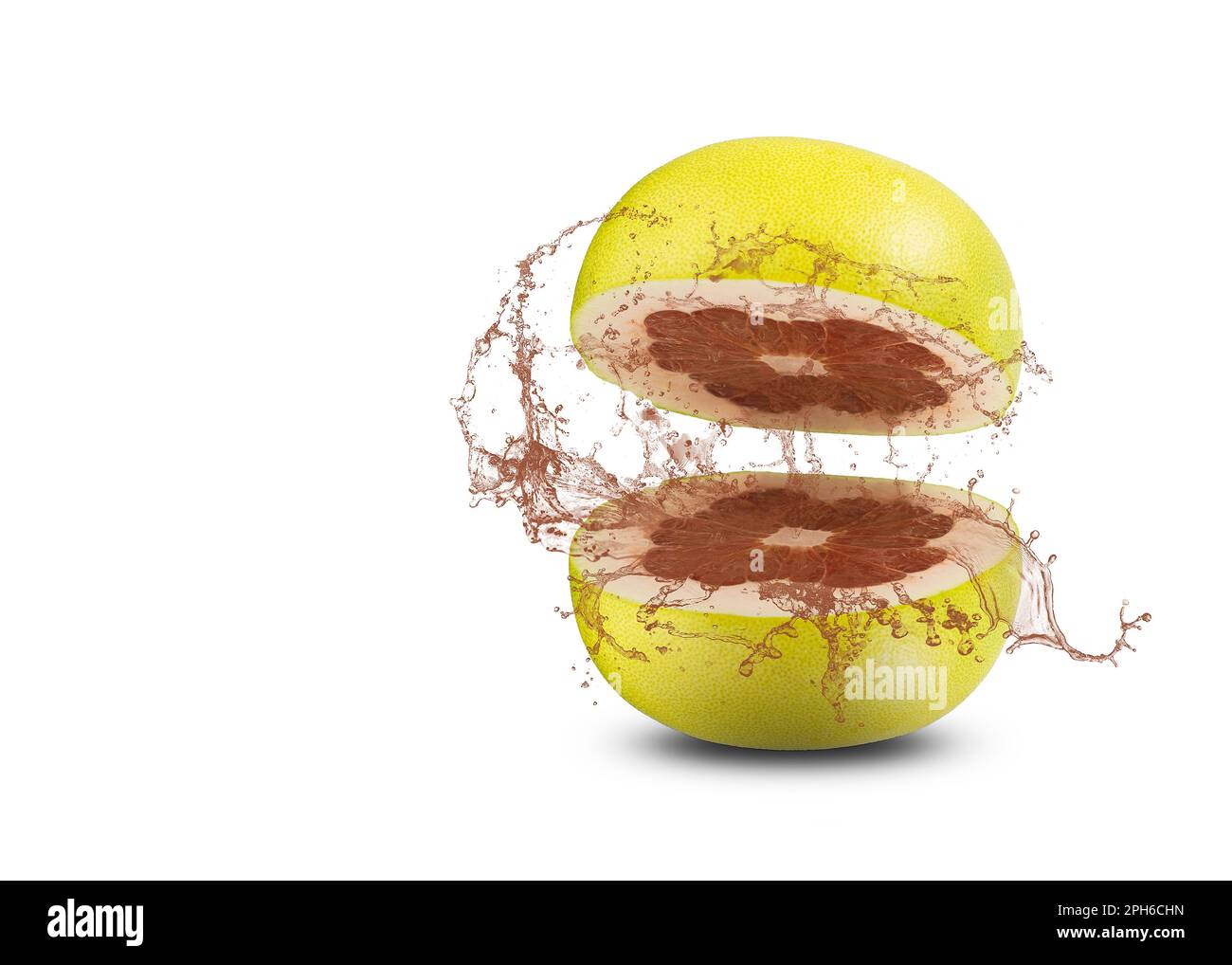 Grapefruit in zwei Hälften geschnitten, mit Saftspritzern auf weißem Hintergrund isoliert Stockfoto