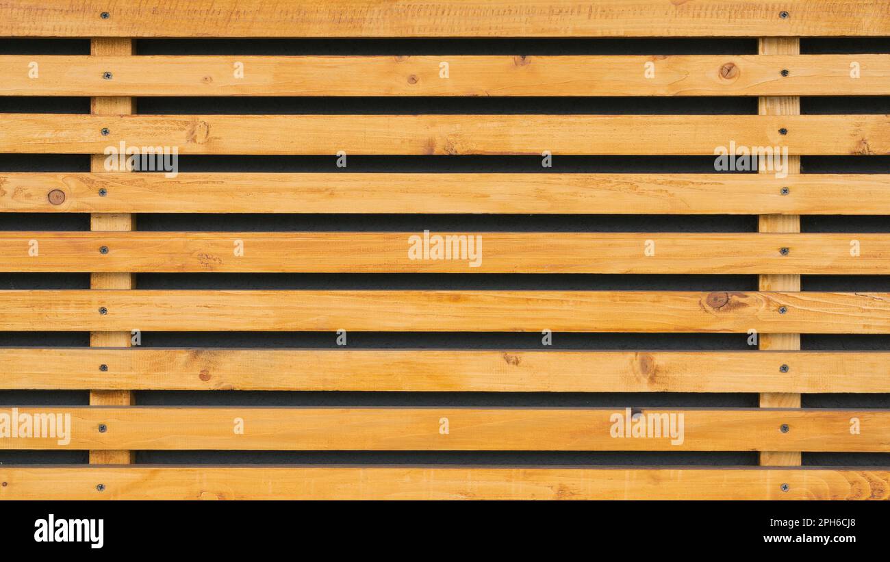 Gelbe Holzstäbe mit Schraubhintergrund befestigt Stockfoto