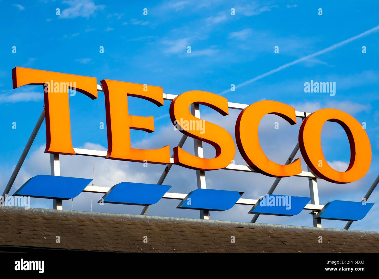 Meridian Water, London, 23. Juli 2022: Tesco extra-Schild in rot und blau Stockfoto