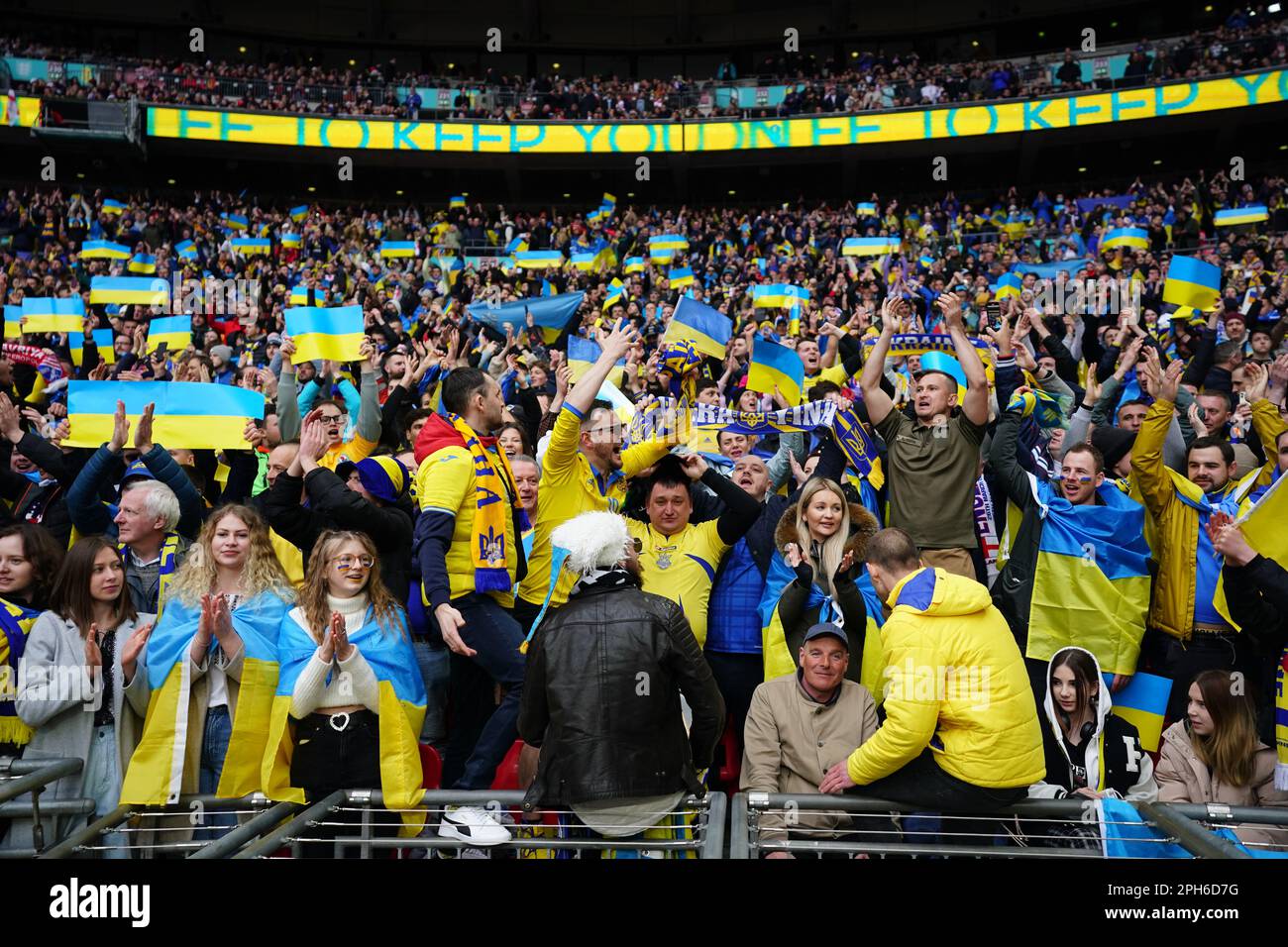 Fans der Ukraine auf den Tribünen vor dem Qualifikationsspiel der UEFA Euro 2024 Group C im Wembley Stadium, London. Foto: Sonntag, 26. März 2023. Stockfoto