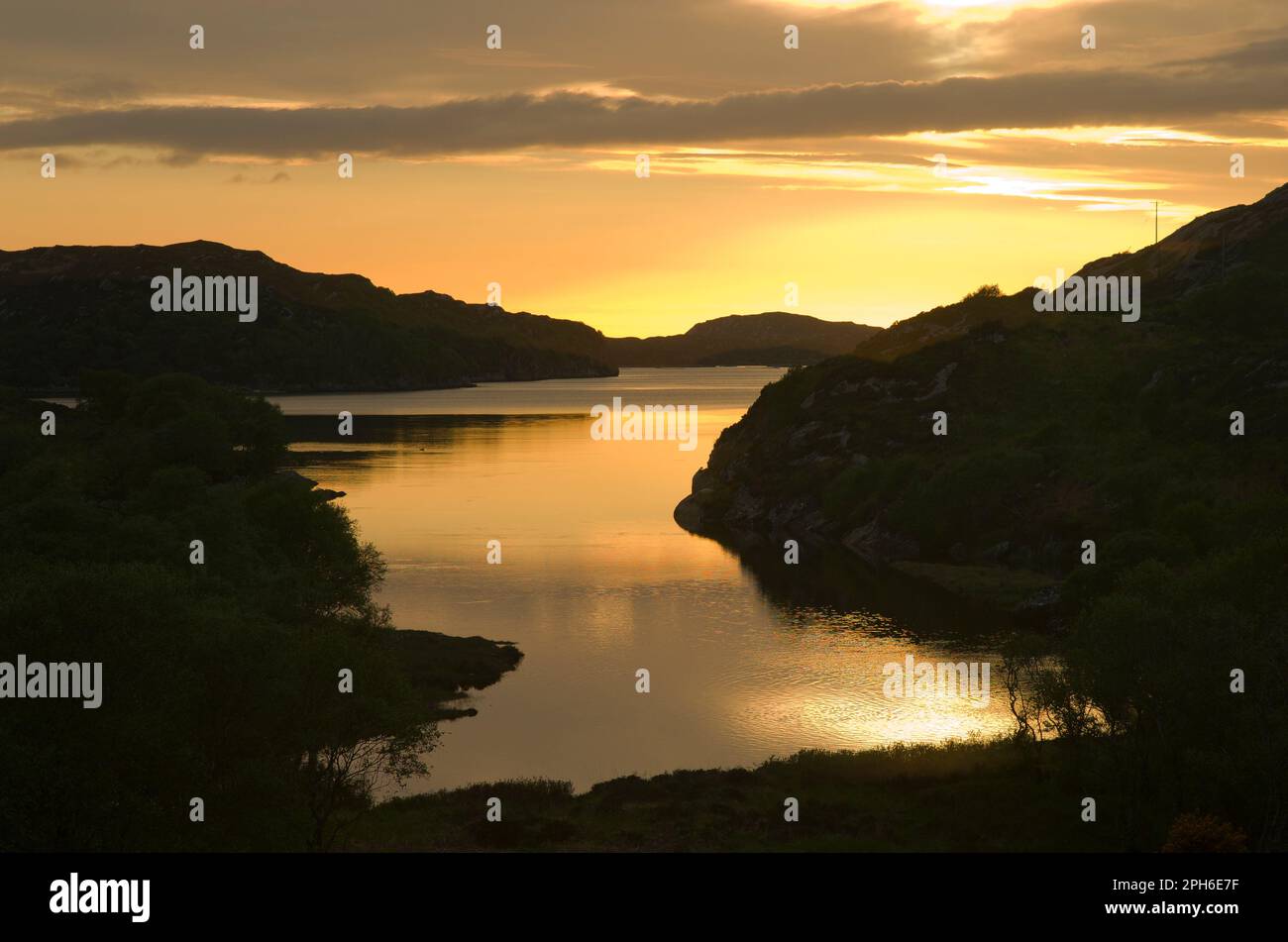 Dramatischer Sonnenuntergang über Loch Laxford, Sutherland, Scottish Highlands, mit Zusammenfluss mit der Mündung des Flusses Laxford im Vordergrund, Schottland Großbritannien. Stockfoto