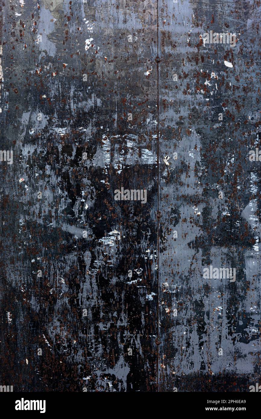 Verwitterte Hintergrundstruktur mit Metallplatten mit Kratzern und Rost. Stockfoto