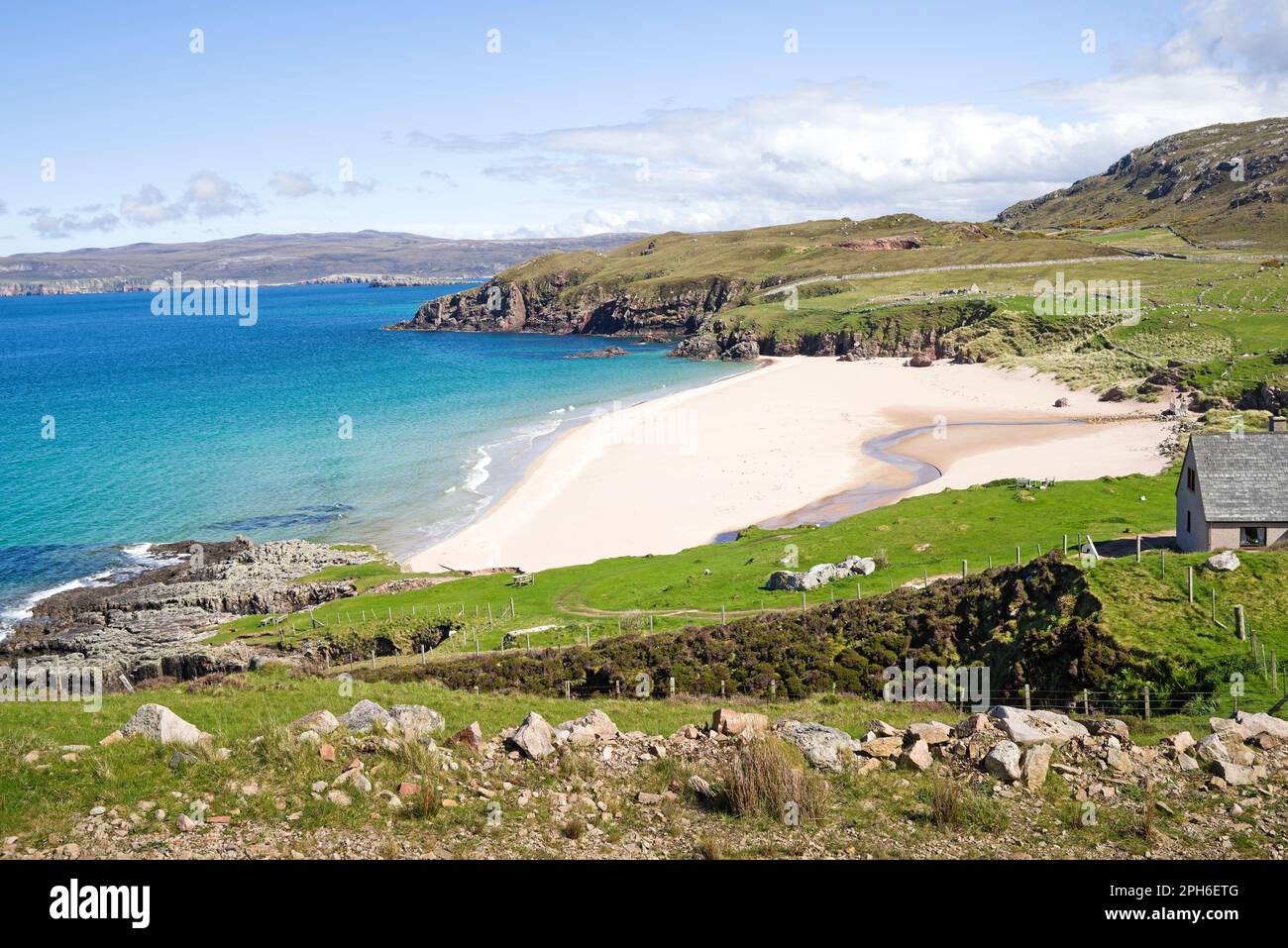 Der geschützte weiße Sandstrand in Sangobeg, Durness, North Coast Sutherland an einem wunderschönen sonnigen, ruhigen Frühlingstag, Scottish Highlands, Schottland, Großbritannien Stockfoto
