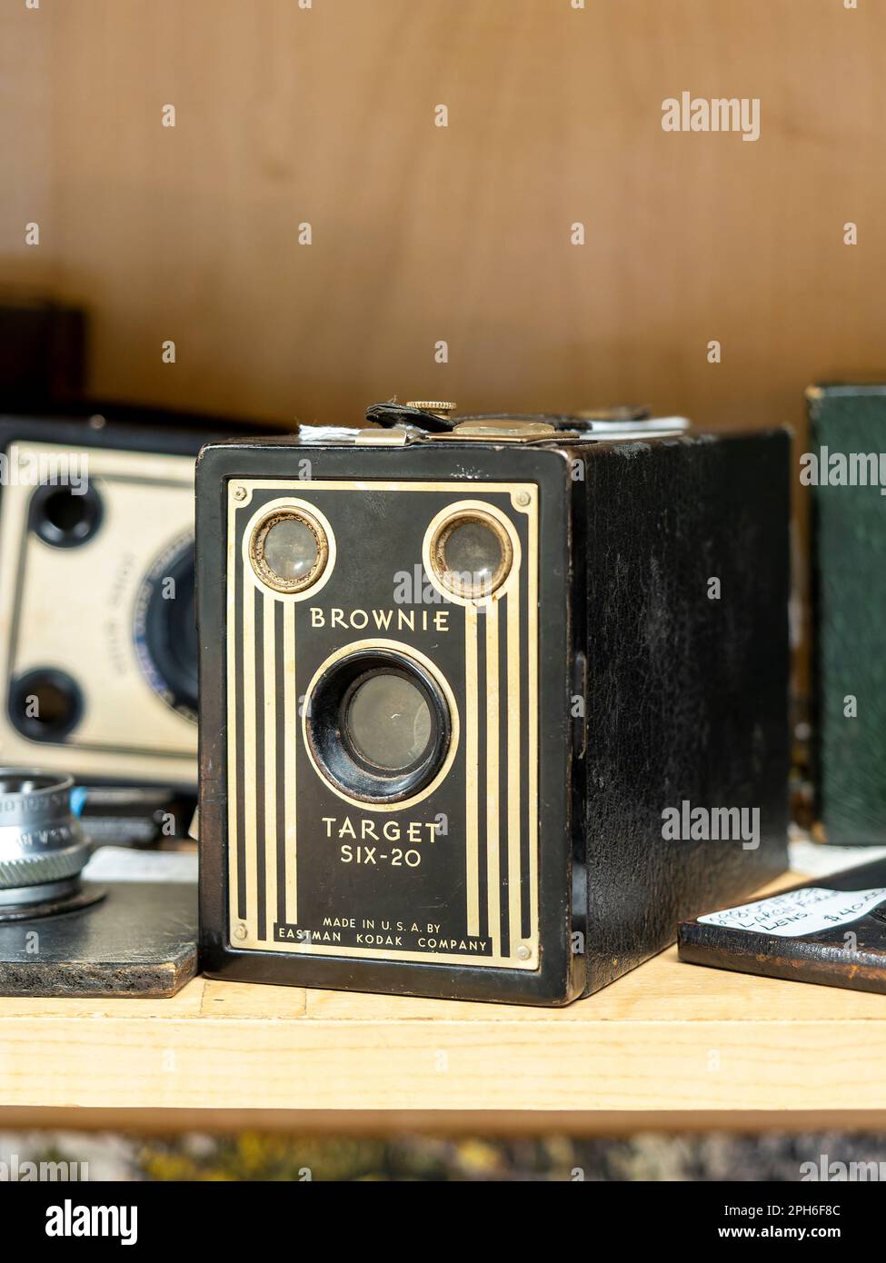 Brownie Target Six - 20 Oldtimer- oder Antiquitätenkamera von Eastman Kodak, beliebt bei Anfängerfotografen in den 1940er bis 1950er Jahren in den USA. Stockfoto