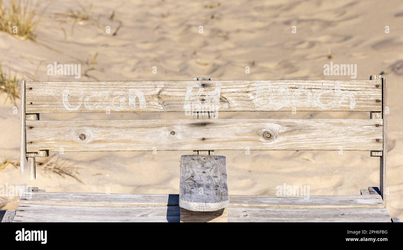 Handgefertigte Holzbank mit Ocean Rd Beach auf der Rückseite von Hand bemalt Stockfoto