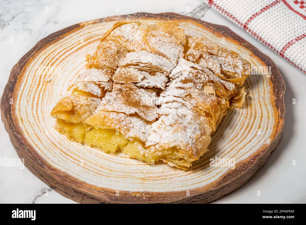 Griechisches Gebäck Bougatsa mit Phyllo-Teig und Grieß-Vanillesahne. Stockfoto