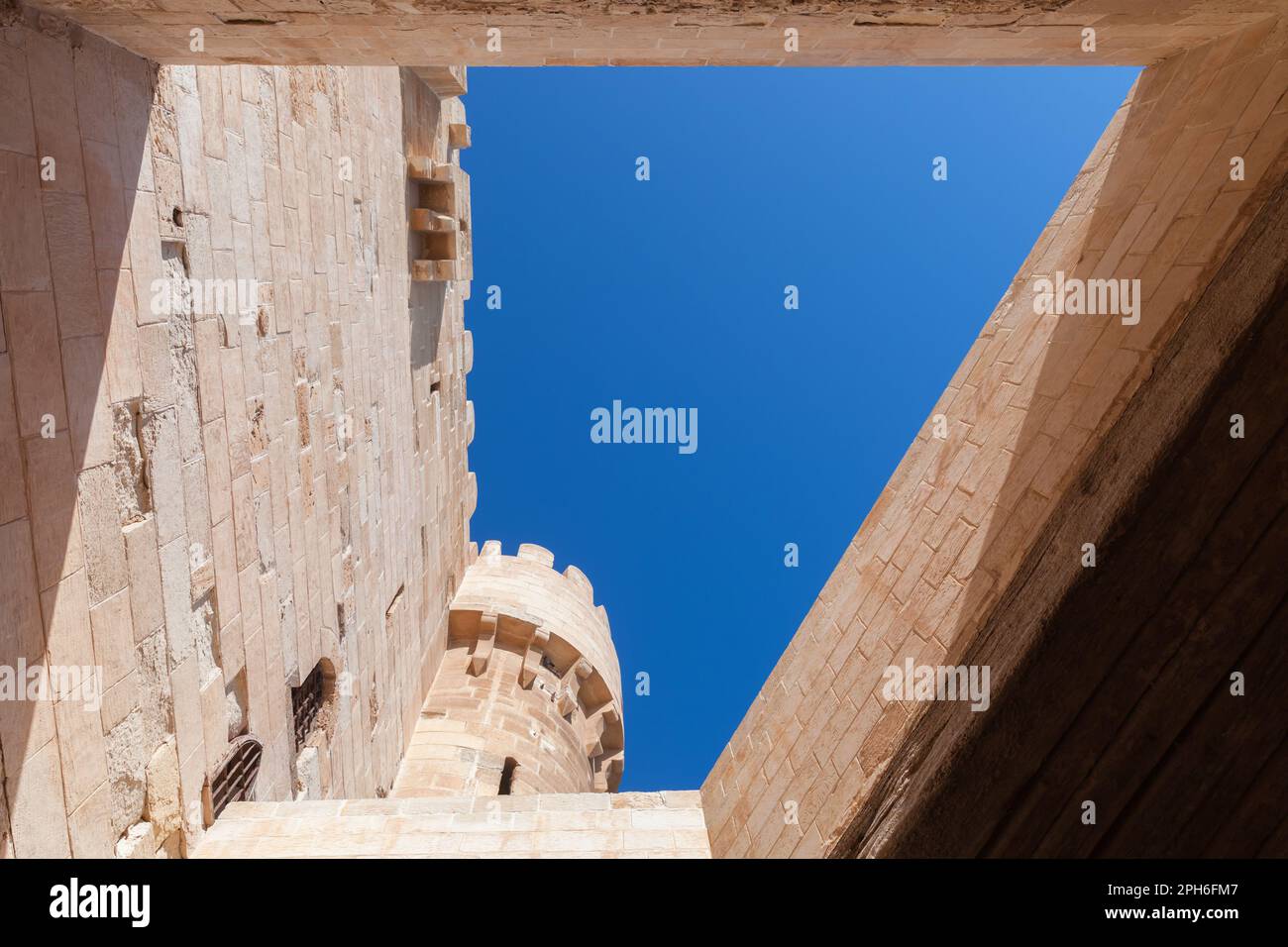 Steinmauern und Turm der Zitadelle von Qaitbay. Alexandria, Ägypten. Es ist eine Verteidigungsfestung aus dem 15. Jahrhundert an der Mittelmeerküste Stockfoto